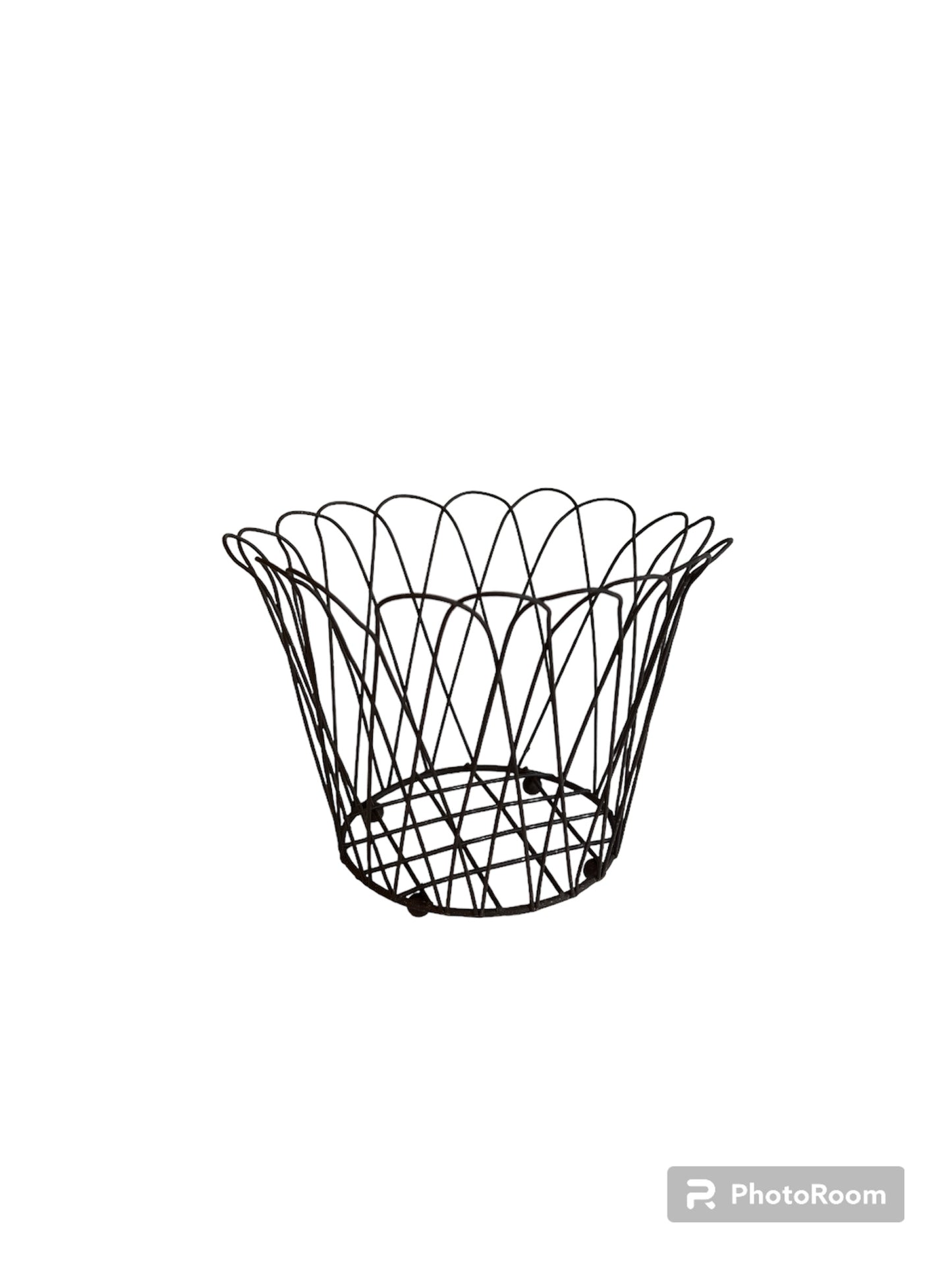 Round Scalloped Wire Basket