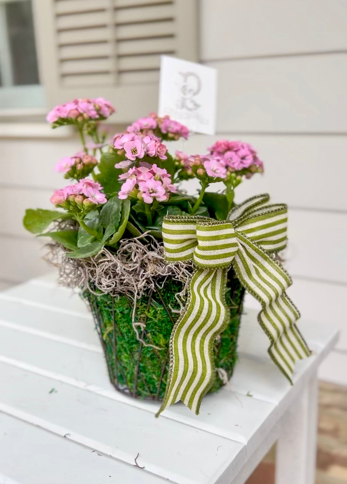 Round Scalloped Wire Basket